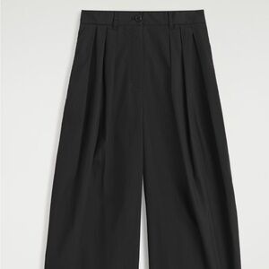 COS Fluid Tailored Wide-legged 8 Pleated Trousers High Waist Crepe Black.